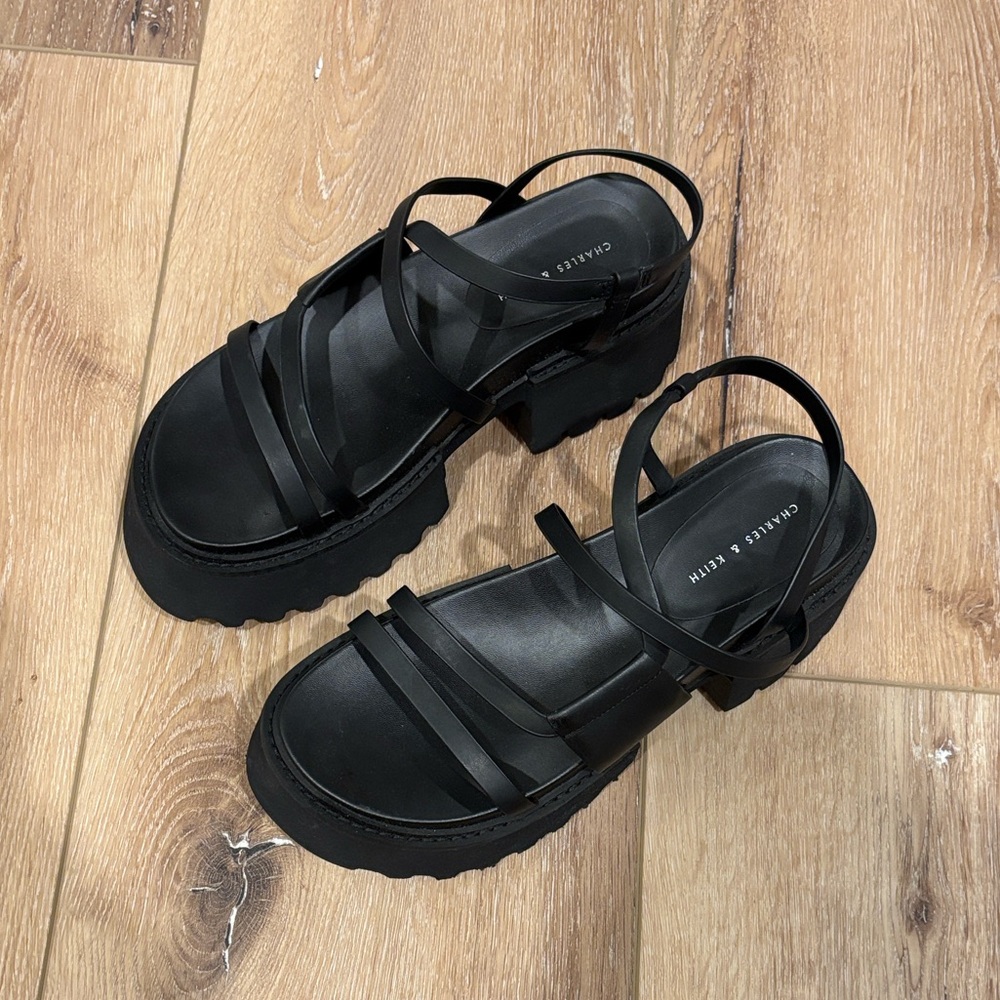 NWOT BRAND NEW Charles & Keith Black Strappy Platform Sandals